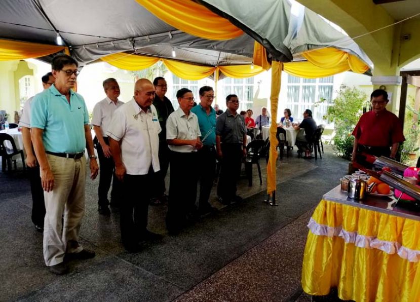 人联党资深领袖、党员在拿督黄汉文率领下，于灵前致祭。