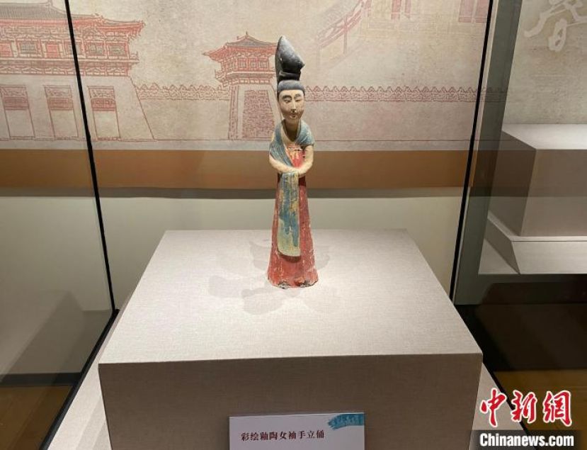 在吉林长春举办的&ldquo;柳丝梅绽正芳菲──初唐女性生活掠影展&rdquo;上，展出的昭陵陪葬墓出土的彩绘釉陶袖手女立俑，头梳单刀半翻髻。