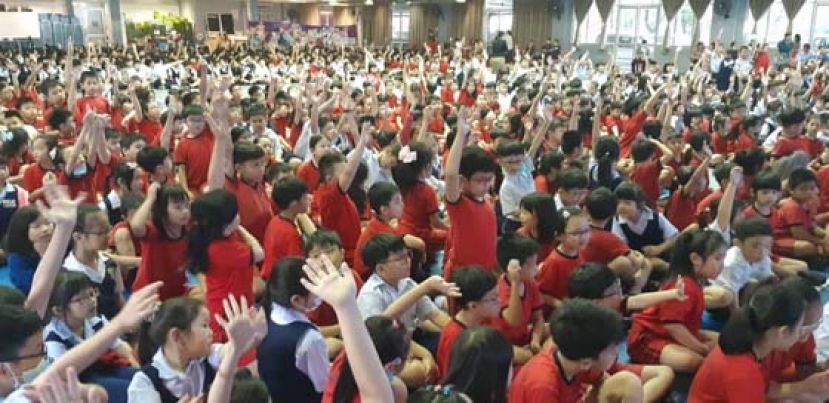 同学们踊跃举手互动。