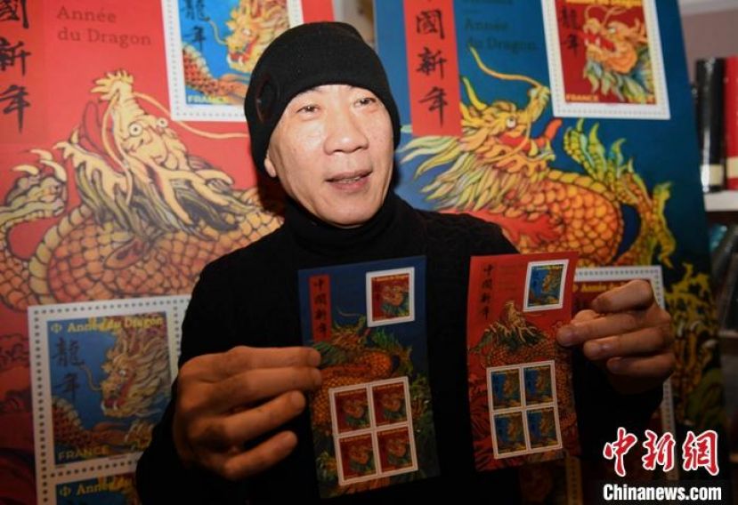 ●法国生肖邮票设计师、法籍华裔画家陈江洪向大家展示邮票。