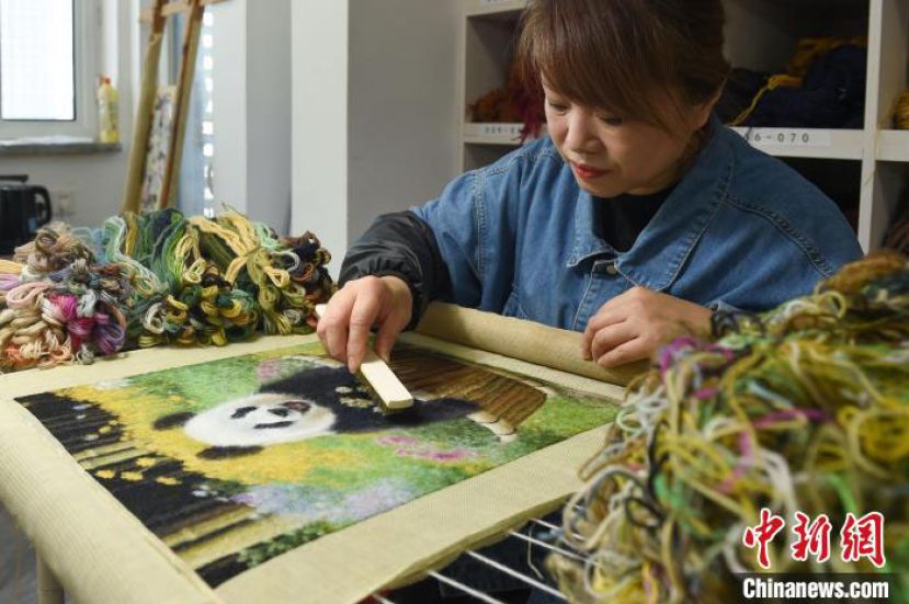 绒绣技师王兴珠在绣制绒绣作品。