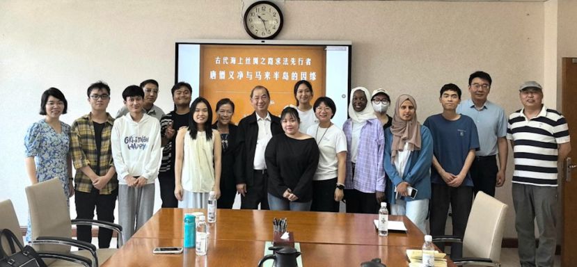 吳恒灿（右10）在兰州大学演讲后，与部分出席者合影留念。黎春林（右7）、贺军文（右2）及李玉涓（右12）。