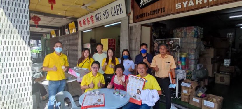 郑志国与团队趁着佳节的到来，派送圣诞礼物及2023年日历予民众，同欢共庆。
