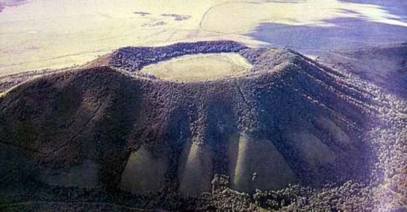 “尾山火山”地表下的岩浆库重新“充电”，目前熔融程度至少15%。