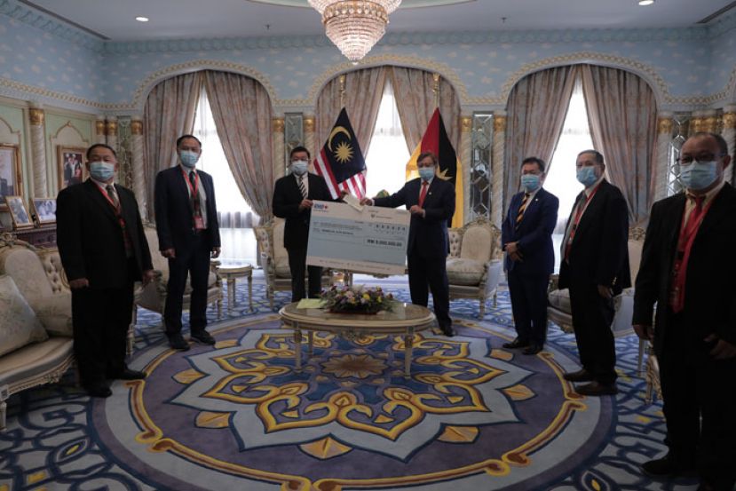 砂拉越首长拿督巴丁宜阿邦佐哈里（右四）移交900万令吉拨款给砂独中董联会署理会长拿督黄良杰（左三）。左起为石角民立校董会主席朱聪泽和副秘书关伟华；右起为副主席李利民、副文宣沈桂馥和砂地方政府与房屋部长拿督斯里沈桂贤。