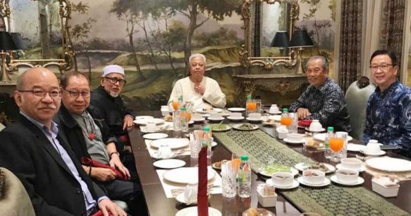 ●首相依斯迈沙比里（中）与国盟领袖一同开斋。