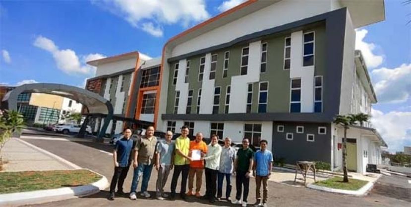 巴达旺市议会主席陈开（左四）移交古晋博爱安宁缓和医疗中心入伙准证予工程建委会主席兼古晋博爱协会永久名誉主席方文祥太平局绅（右四）时影。中为古晋博爱协会创办人洪顺和。