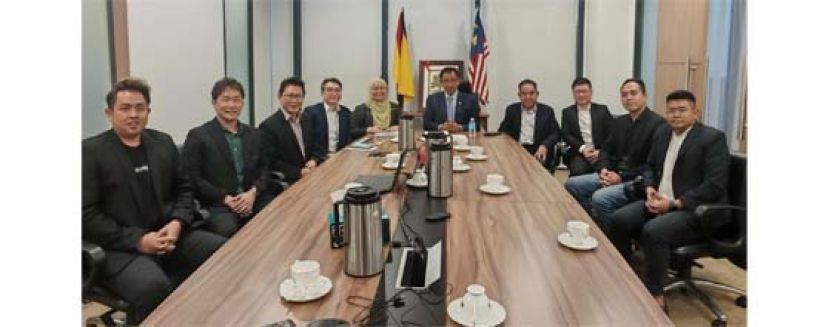 2024年国际高桩狮艺邀请赛筹委会主席刘儱语(左四)与筹委会成员礼貌拜会砂旅游、创意产业及表演艺术部长阿都卡林(右五),右四为天猛公刘石星;左三为古晋活力团队团长郑志国,左四为砂旅游、创意产业及表演艺术部常务秘书瑟丽娜。