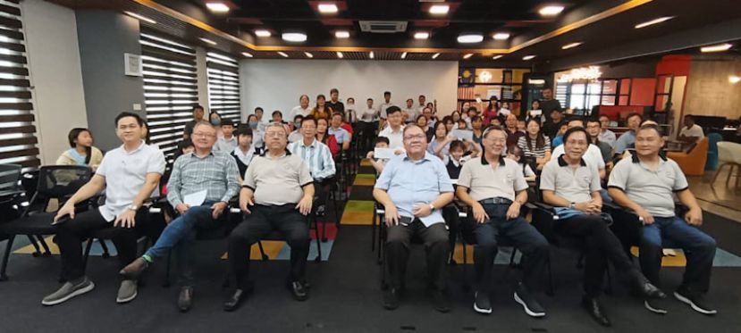 古晉中中校友會优良獎勵金得奖会员子女合影。左起古晋中中校友副会长陈銘、秘书长田荣喜、署理会长许庆喜、会长拿督黄国辉、副会长张光福、曾应华及教育主任吴泽源。
