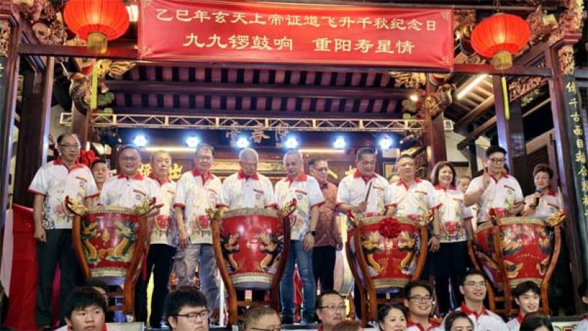 击鼓开幕时摄。左起成邦江潮州公会署理主席刘英豪、沐胶潮州公会主席辜来星、古晋潮州公会会长陈家福、民都鲁潮州公会主席沈象武 、民都鲁潮州锣鼓队伍领队黄源泰、砂拉越旅游、创意产业及表演艺术部副部长拿督陈超耀、古晋潮州公会玄天上帝保管委员会主任李顺隆、古晋省华人社区最高领袖天猛公拿督陈如飞、峇都林当区议员施志豪、成邦江顺兴公会署理主席兼斯里阿曼省最高华人社区领袖天猛公郭翼升、英格利里潮州公会副主席甲必丹沈庆玲、砂拉越首届潮州大锣鼓、潮剧汇演暨重阳节敬老晚会筹委会主席筹委会吴得瑜以及司仪郑莉薲。