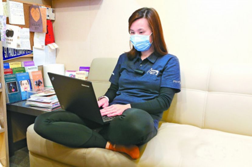 坐沙发home office全身痛 正确姿势：耳膊髋成直线膝盖屈曲90&deg;
