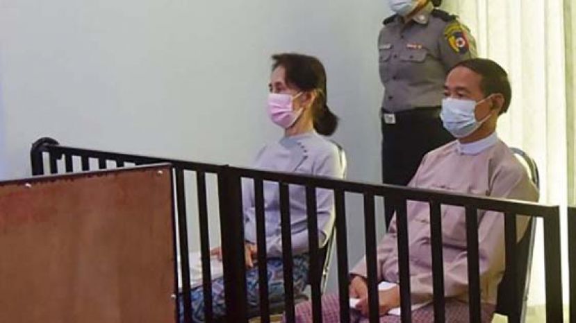 昂山素姬（前左）和温敏（前右）各被判入狱4年。