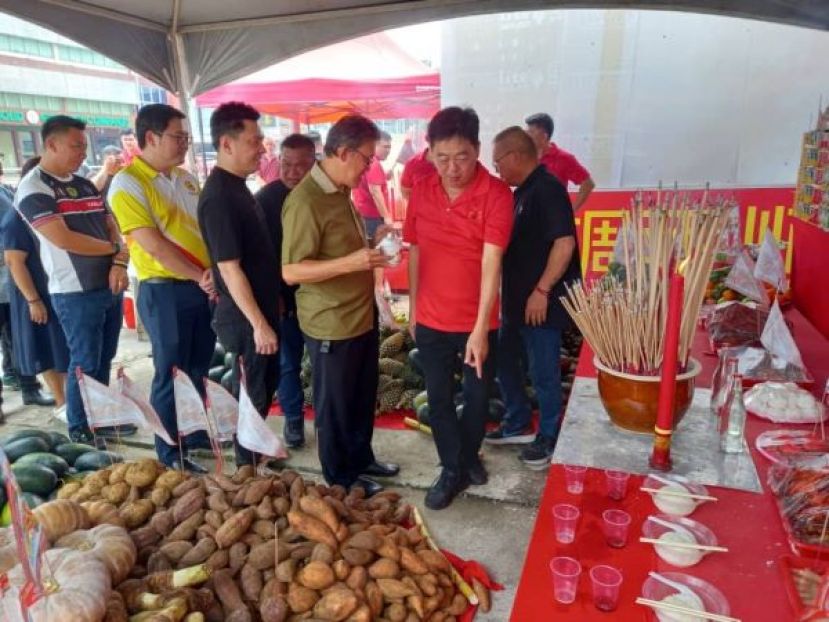 毕打拿路忠福宫主席许义华（右2起）、主宾薛华东、秘书马可倧、嘉宾黄笃荣市议员等人进行祭祀。