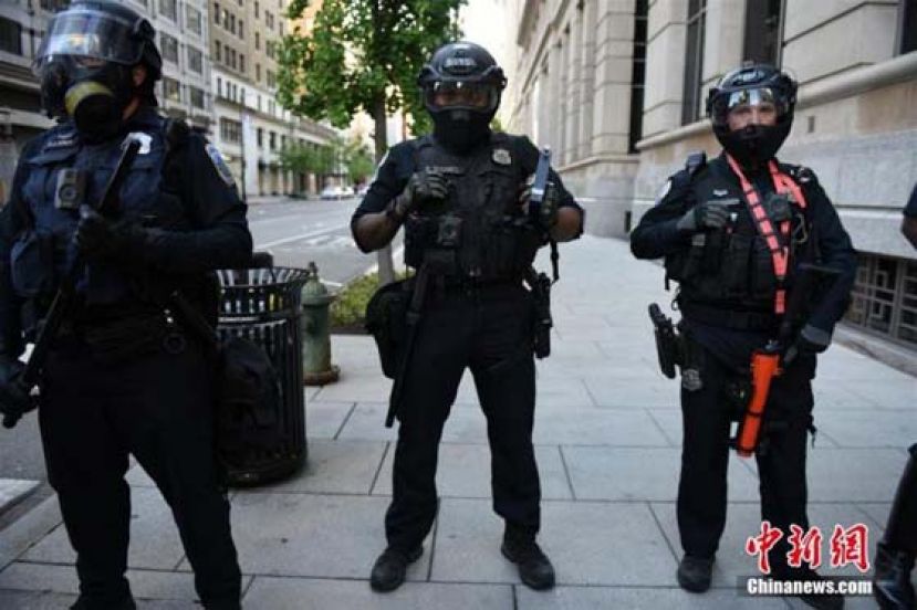 资料图：华盛顿街头全副武装的防暴警察。