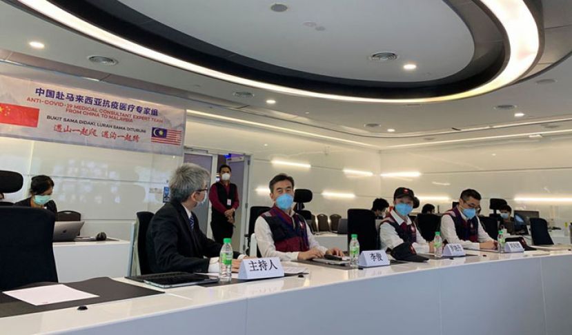 中国医疗专家李俊（左二起）、广东省人民医院感染科副主任罗晓丹及心理专家刘向欣介绍中医中药治疗冠病的疗效，左为主持人刘建强博士。