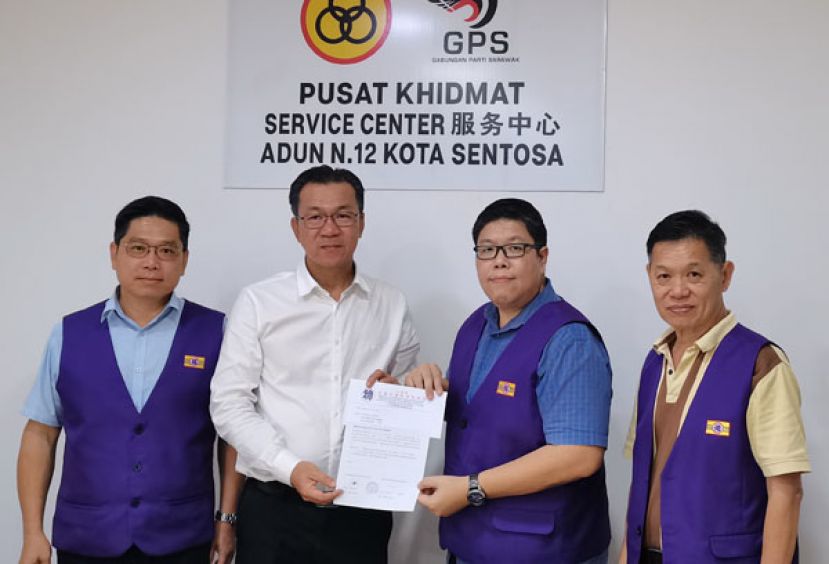 2023癸卯年华人农曆新春佈施大会筹委会主席杨秀松 (右二)移交佈施大会邀函件给哥打圣淘沙区州议员叶耀星(左二)，左一为紫辉阁阁长蔡岷谷及总务彭国良(右一)。