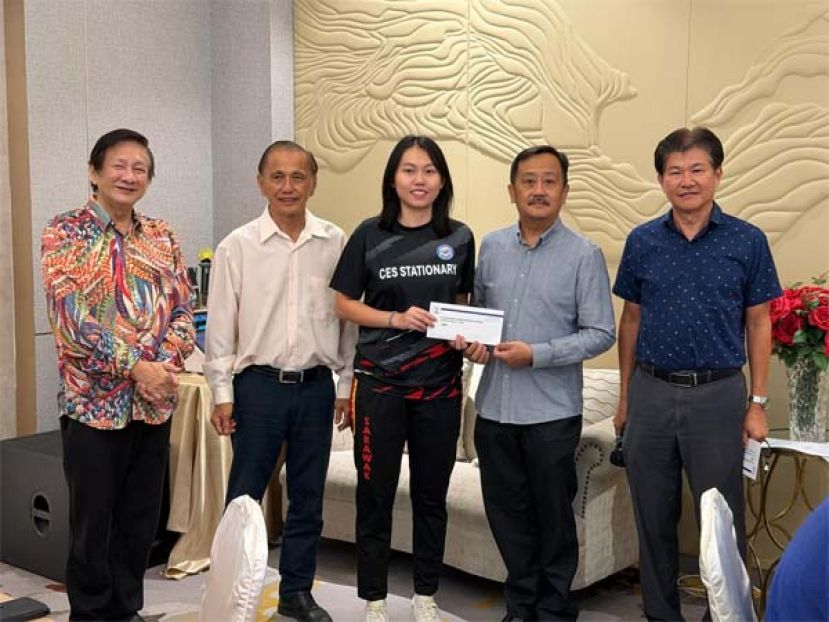 三马拉汉乒乓省会会长吴孟敦（右2）颁发奖励金予其中一名得奖者邝晓美（中），左起为三马拉汉乒乓省会名誉会长拿督王长福及拿督余志豪；右为秘书巫虎财。