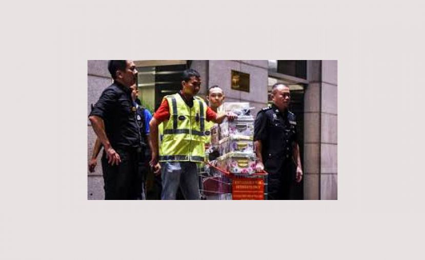 警方从公寓充公前首相纳吉和夫人的名贵物品(档案照片)