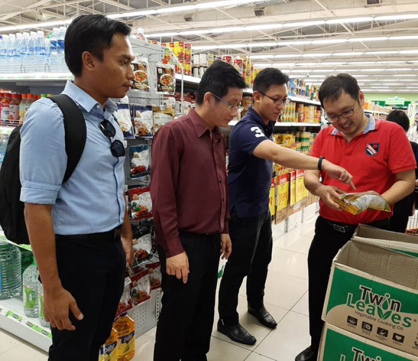 贸消部副部长张健仁（右）走访超级市场，检查食用油的价格及供应。左起为其特别助理阿都阿兹、陈国彬及沈杰龙。