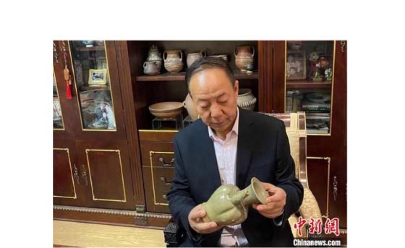 刘世杰正在目鉴瓷器。