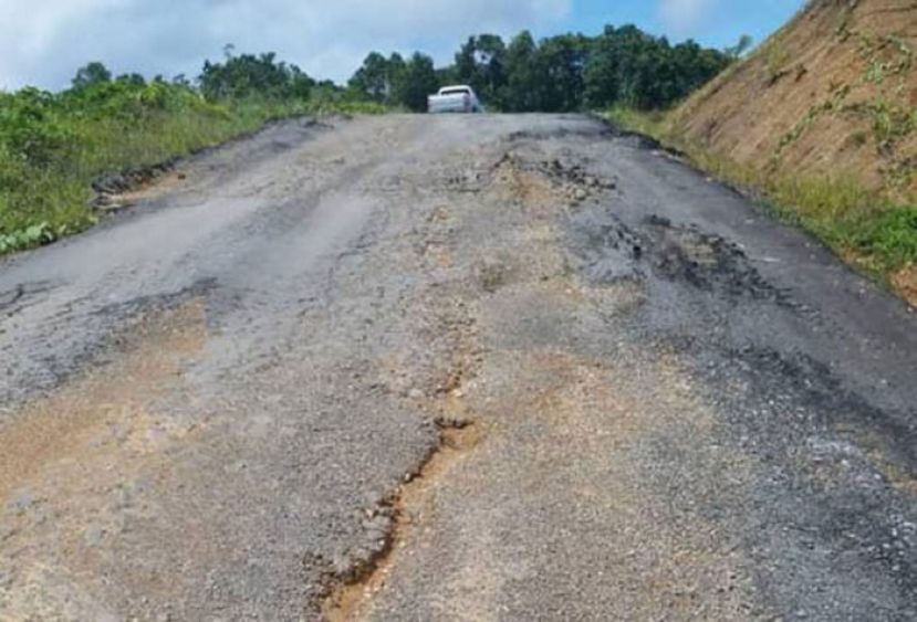 民众投诉道路兴建数月后就损坏。