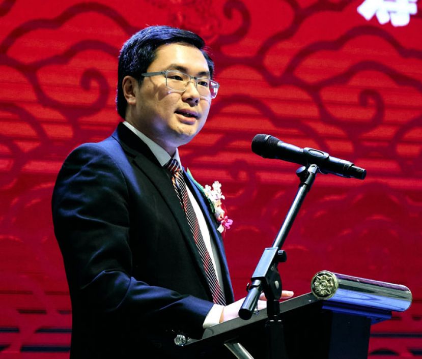书兼就职典礼筹委会主席黄笃荣。