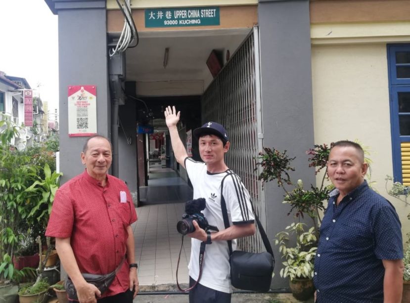 甲必丹林传政（右）与孙守生（左）带中国黑龙江拍摄旅游视频青年权威参观大井巷。