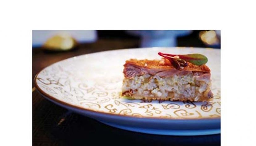 糯米樟茶鸭，许凡大师将椒盐味和烟香味二合为一的创作：将炒香的花椒剁碎，和自贡井盐拌炒入糯米蒸软，是为椒盐味，再跟樟茶鸭一起油炸两面金黄酥脆。