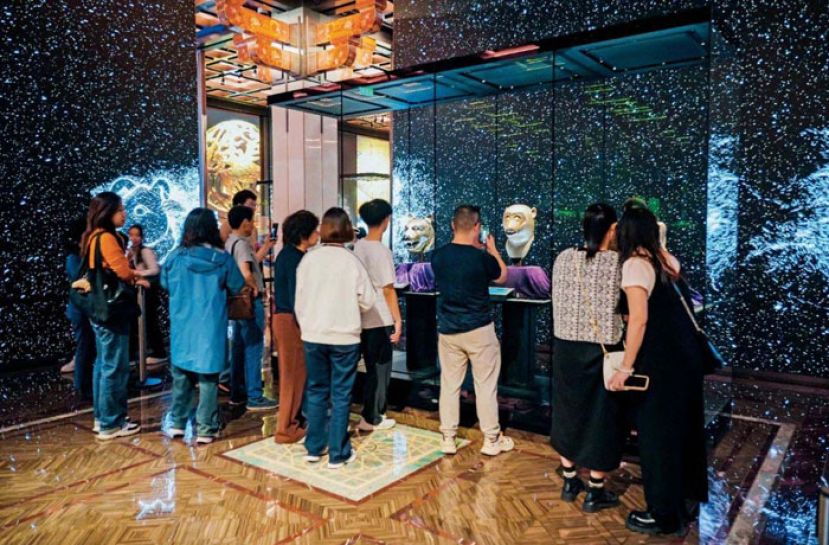 澳门保利美高梅博物馆，人们参观圆明园兽首铜像等文物。