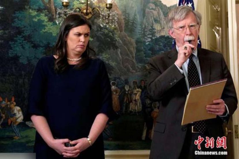 图右为美国前国家安全顾问约翰博尔顿。