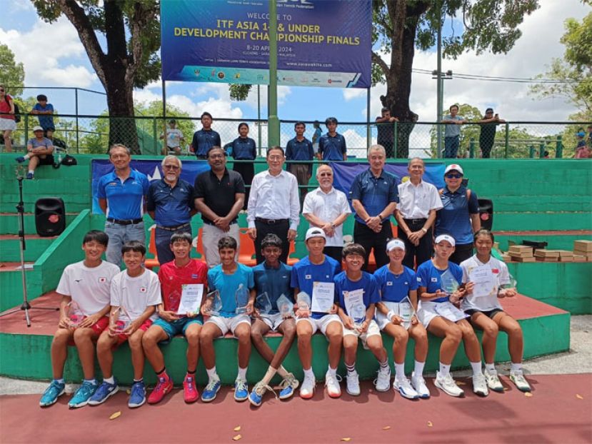 中国驻古晋总领事馆总领事邢伟平（站者左四）及砂网球协会会长拿督刘清永（站者右四）及获奖的选手们合照。