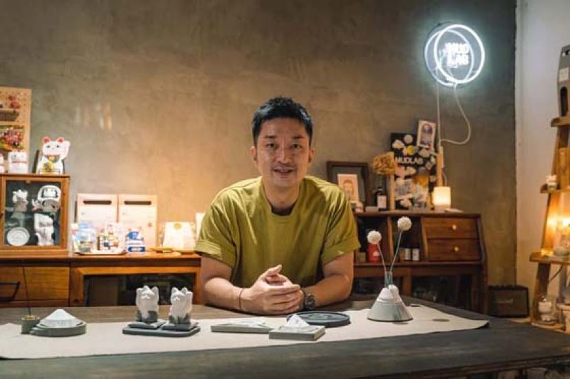 原为平面设计师的Ricky于2017年转行，创立泥社MUDLAB。