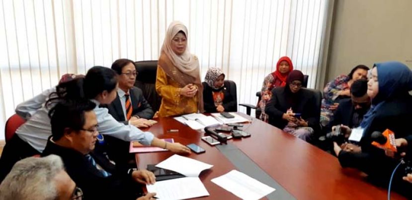 拿督斯里陈赛明（站者）呼吁想要找工者，要保持警惕尤其是工作轻松工资却又很高的工作。