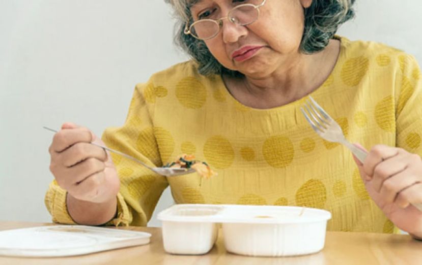 脑中风病人吞咽3技巧　低头吃更好吞