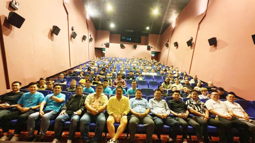 马来西亚青年体育商会俱乐部与砂拉越创意协会联办*的《南京照相馆》慈善电影活动出席者与嘉宾合照。