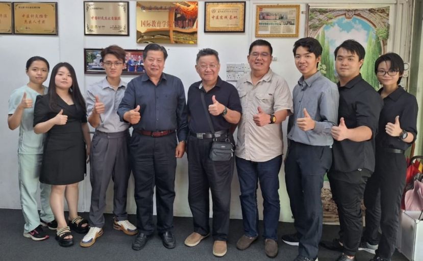 孙忠实（右5起）与亚洲中医技职学院院长江宗兴及毕业生等人合影。