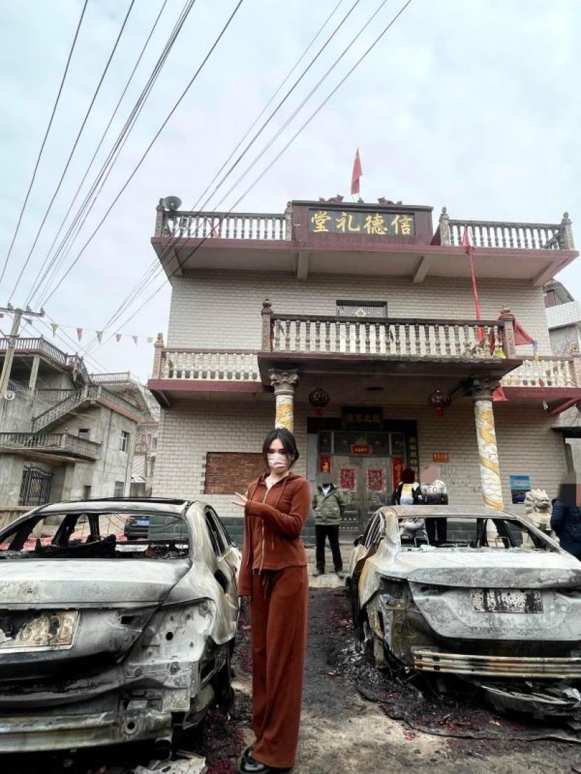 回村拜年豪烧毁，女主淡定比&ldquo;耶&rdquo;拍照。