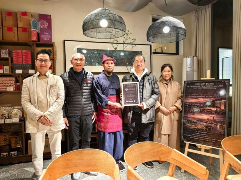 吴恒灿（右二）颁发杰出匠人奖于杨立邦（右三），右起李玉涓、吴晋安、安徳鲁。