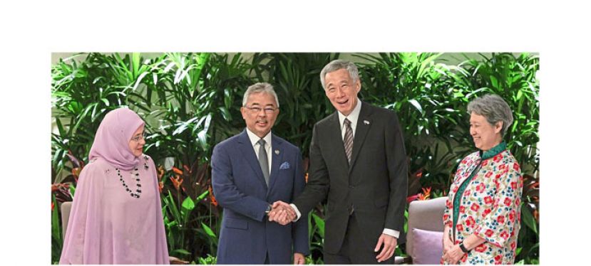 国家元首苏丹阿都拉(左二)与新加坡总理李显龙(右二)握手，左一为元首后东姑阿兹莎阿米娜及李显龙夫人何晶(右二)。