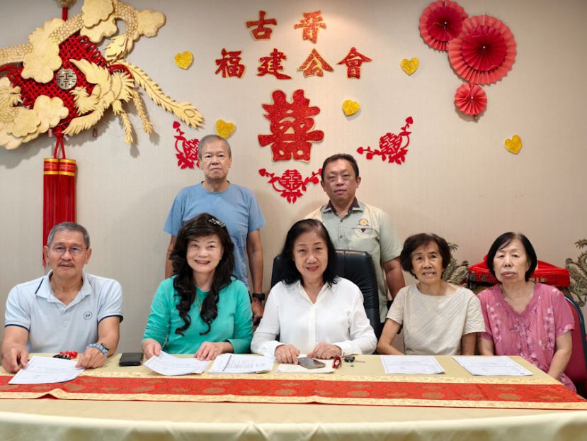 奖励金小组成员合影，中为教育主任何逸菁。