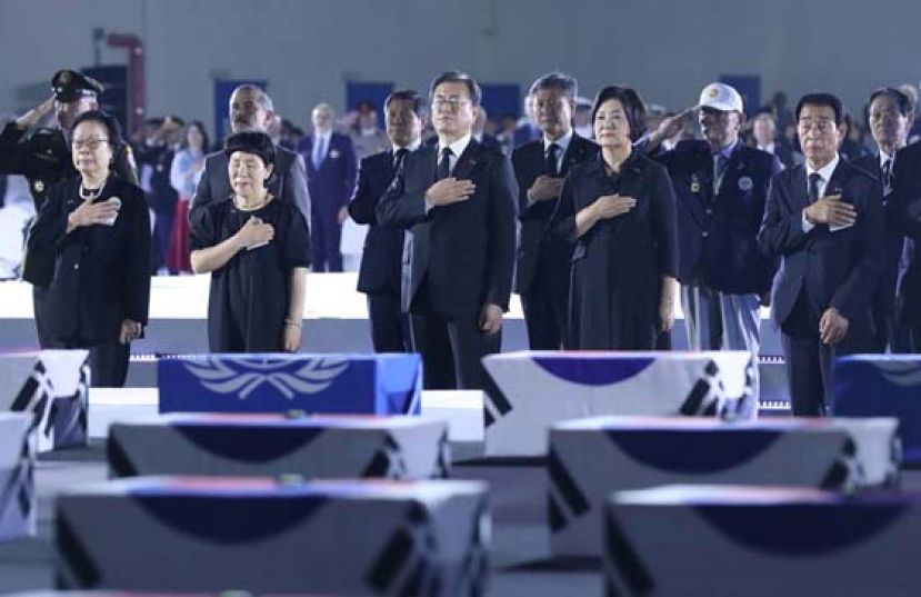 文在寅（中）出席韩战纪念活动。