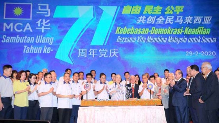 马华欢庆71周年党庆，众领袖共切蛋糕。