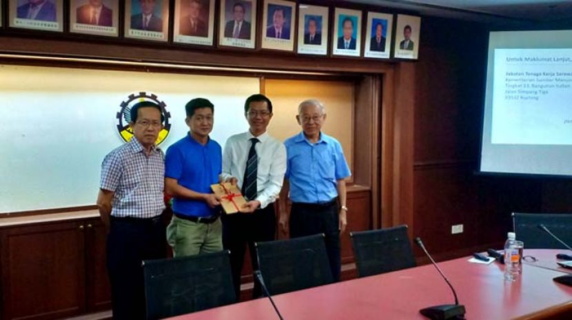 古晋中华总商会青商团副团长蔡明龙（左二）赠送纪念品予砂拉越劳工局高级助理局长彭斌。(右一)为该会署理会长李锦新，(左一)为该会人力资源发展组主任郑佑上。