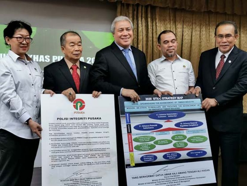 砂副首长阿旺登雅（中）为砂木材工业发展局蓝图主持推展礼。