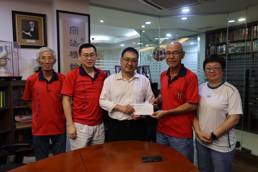 实旦宾区国会议员张健仁以（左三）将赛事筹委会主席谢家伟（右2）在古晋中华第三中学校友会执行秘书陈美珠（右1起）、会长李闯何及署理会长何爱民。