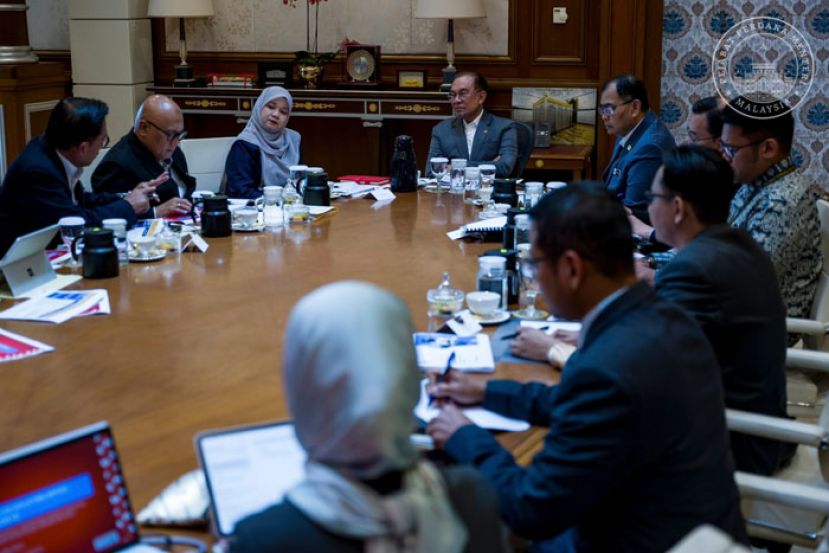 安华与教育部长法丽娜及部门高管进行会议。