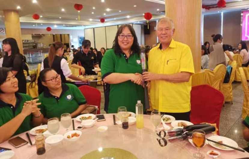 陈超耀赠送妇女节花束予郑鉥云校长。