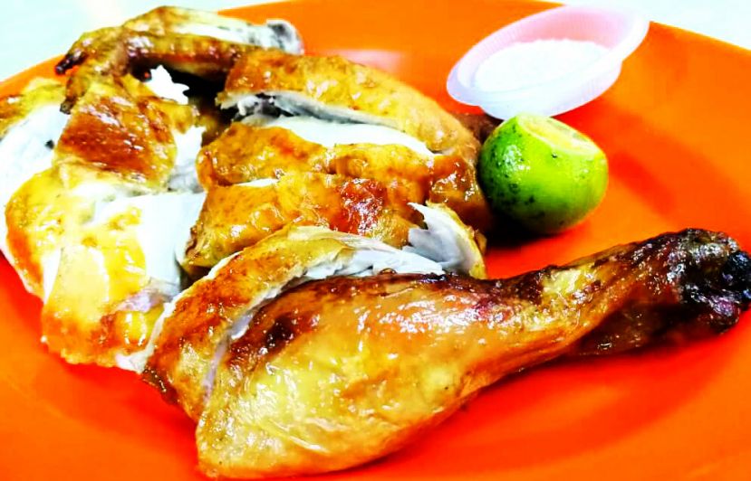 图示：咬下烧鸡肉的那一刻，可以体验到烧鸡油脂的香气在嘴里拼发回荡的美妙滋味！