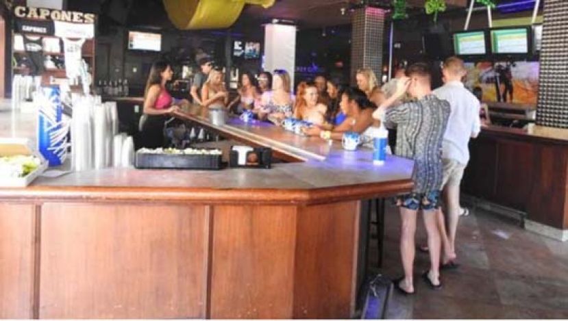 美国佛罗里达州大批年轻人不戴口罩在酒吧畅饮。