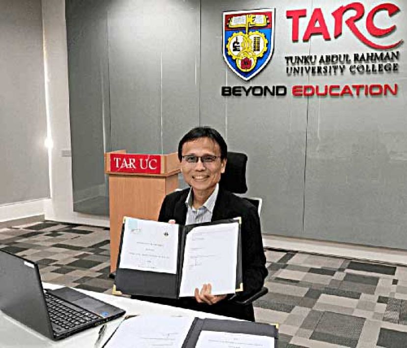 李仕伟代表拉大学院签署协议备忘录。